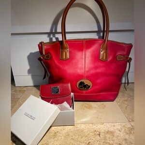 Dooney & Bourke
Leather
HANDBAG + WALLET
LIKE NEW